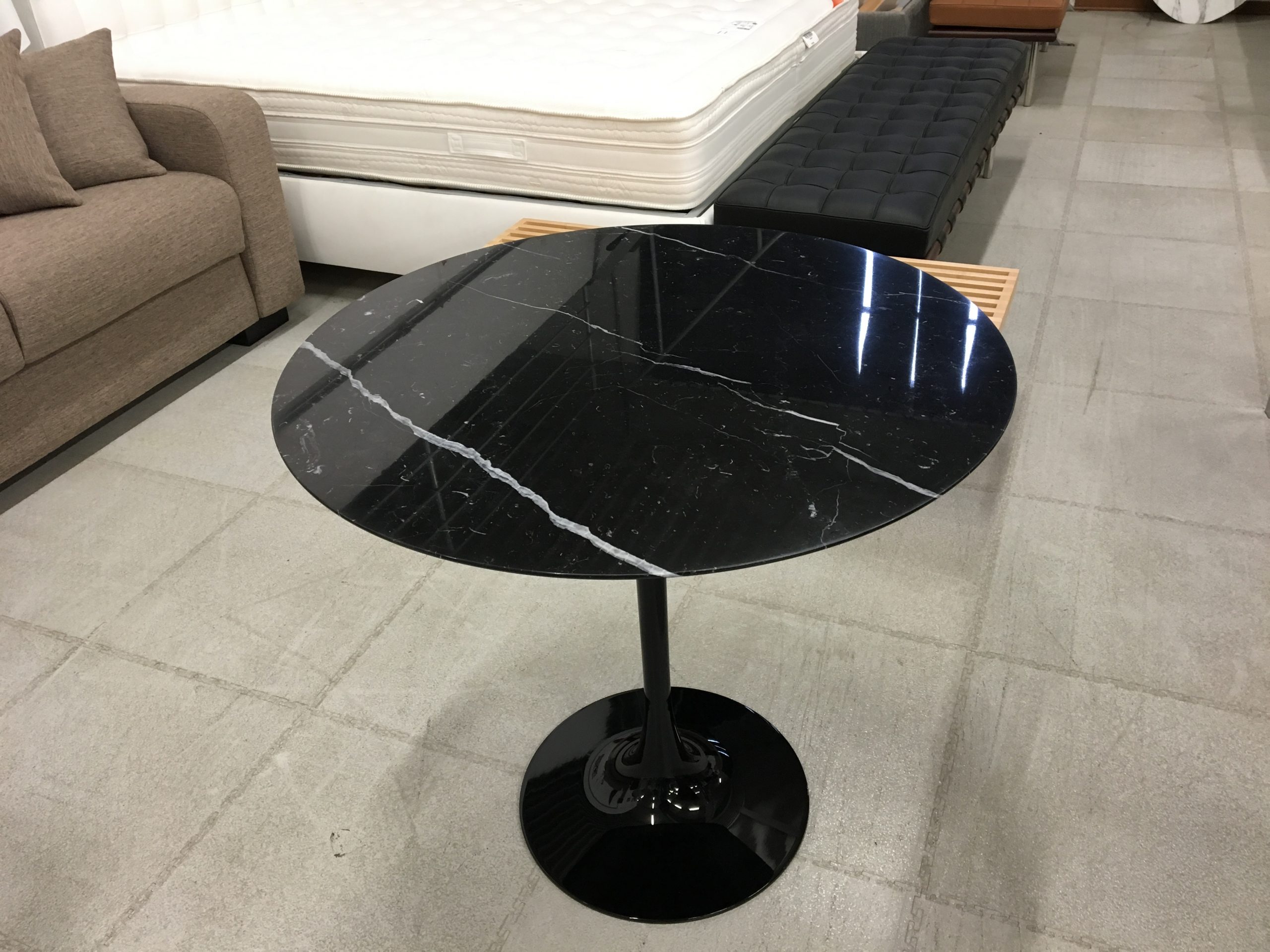 Tavolino Tulipano con piano marmo marquinia nero