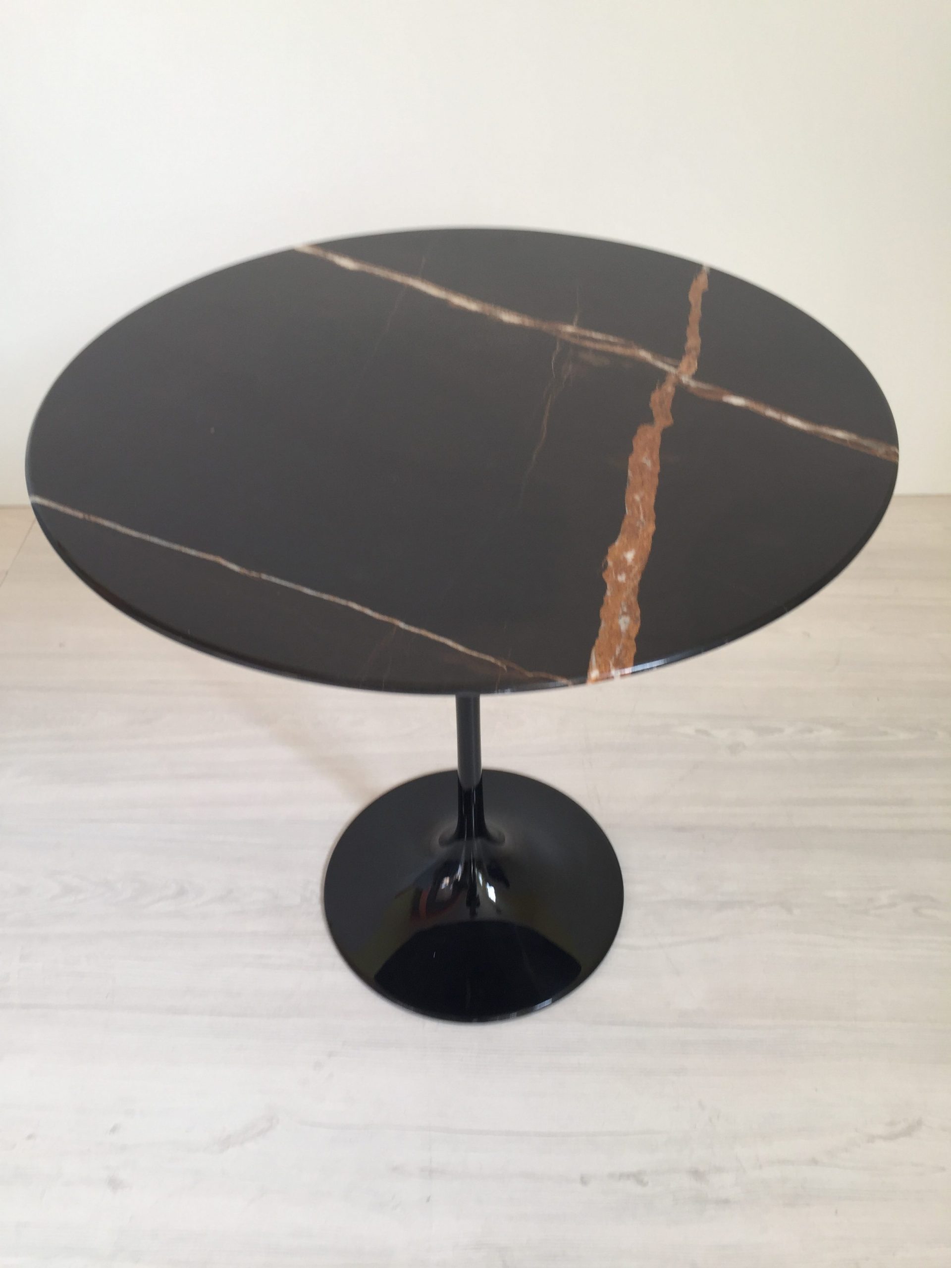 Tavolino Tulipano con piano marmo sahara noir tondo da cm 51